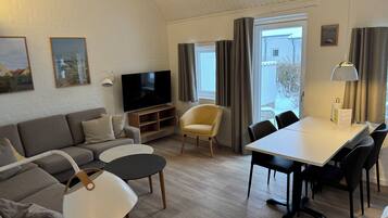 Comfort-feriehus - 2 soveværelser (6. personer) | Living area | Flat-screen TV, DVD player