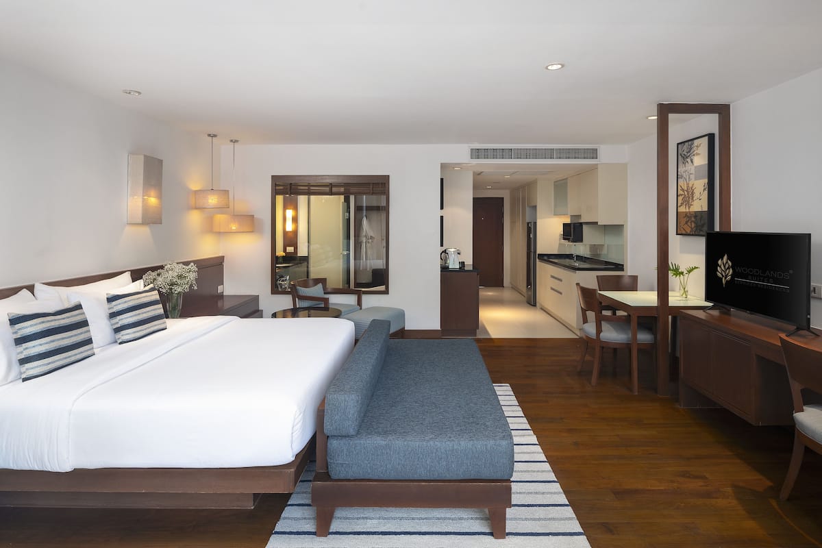 Een moderne hotelkamer met een groot bed, een bank, een bureau en een televisietoestel.