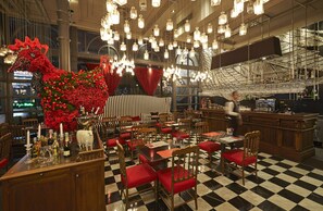 3 restaurants servant le déjeuner, le dîner et le souper
