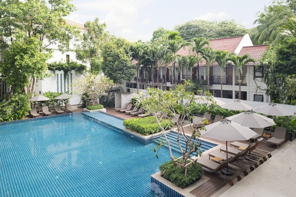 3 piscinas al aire libre, sombrillas, sillones reclinables de piscina