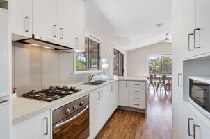 Suite estándar, varias camas, no fumadores, cocina (Park View Cabin) | Cocina privada | Frigorífico, microondas, placa de cocina y hervidor eléctrico