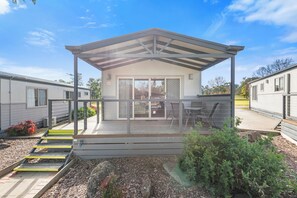 Poolside Villa - 3 Bedroom Sleeps 7 | Terrace/patio - Lake Hume Holiday Park (Bowna)