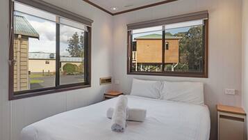 Tabla de planchar con plancha y ropa de cama