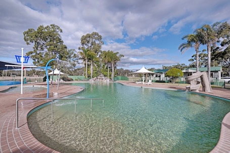 2 piscinas al aire libre, sillones reclinables de piscina