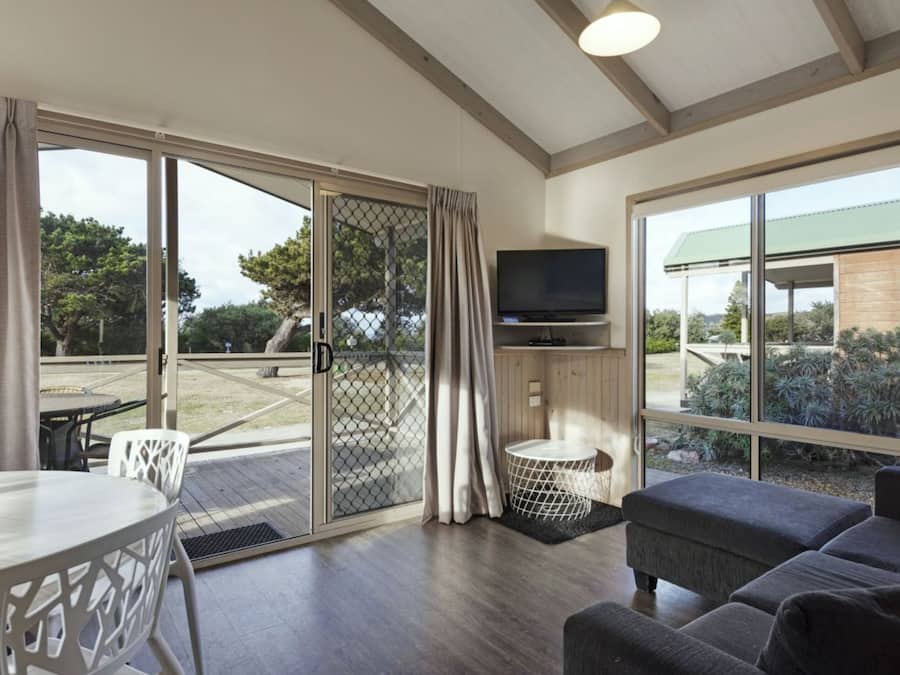 Superior 2 Bedroom Cabin - Sleeps 5 | Living area