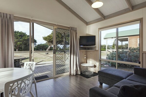 Superior 2 Bedroom Cabin - Sleeps 5 | Living area