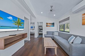 Deluxe 2 Bedroom Cabin - Water Park View | Living area