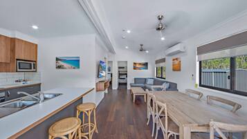 Deluxe 2 Bedroom Cabin - Water Park View | In-room dining