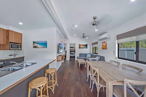 Deluxe 2 Bedroom Cabin - Water Park View | In-room dining