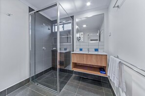 Cabane Deluxe, 2 chambres (Water Park View) | Salle de bain | Douche, articles de toilette gratuits, sèche-cheveux