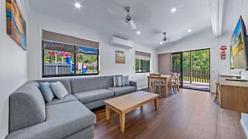 Cabaña Deluxe, 2 habitaciones (Water Park View) | Área de sala de estar | Televisión de pantalla plana y reproductor de DVD