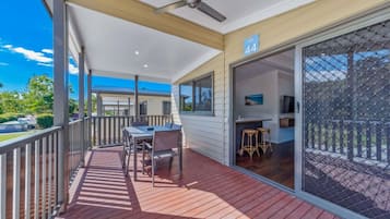 Deluxe 2 Bedroom Cabin - Water Park View | Terrace/patio