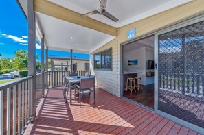 Deluxe 2 Bedroom Cabin - Water Park View | Terrace/patio