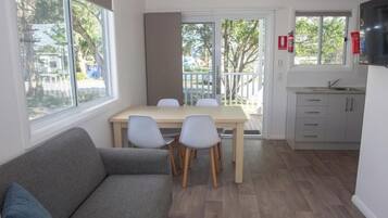 Un interior moderno con comedor, sofá y cocina.