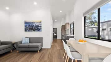 Deluxe 2 Bedroom Accessible Cabin - Sleeps 5 | In-room dining