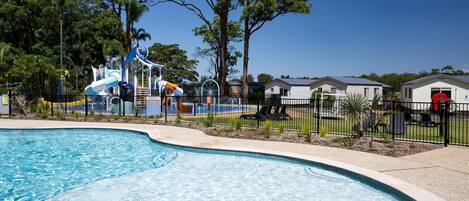 Piscina externa, guarda-sóis, espreguiçadeiras