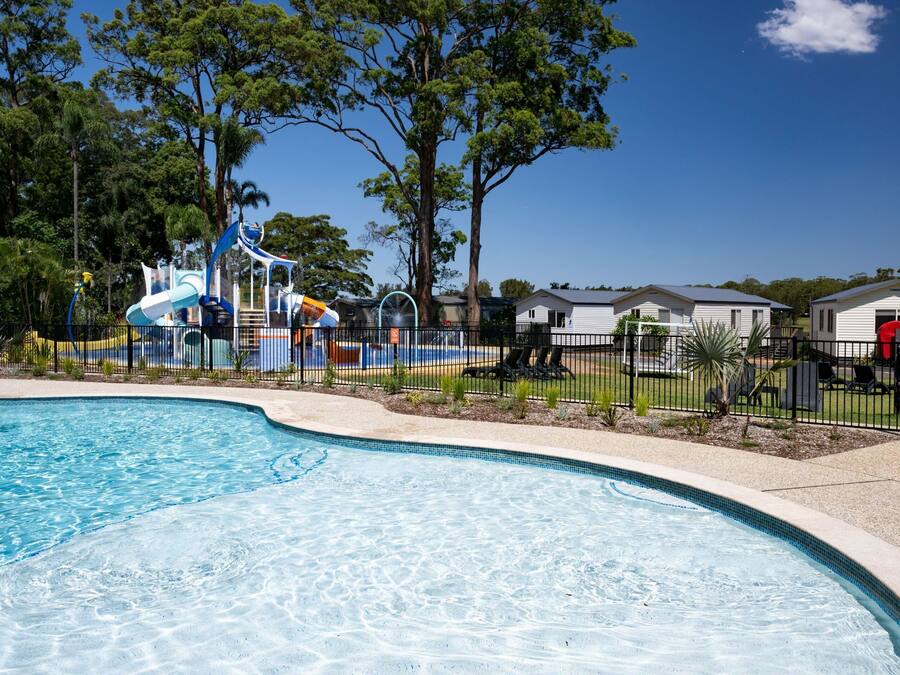 Utendørsbasseng, bassengparasoller og solsenger