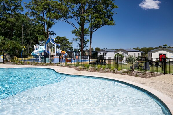 Piscina externa, guarda-sóis, espreguiçadeiras