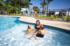 Piscina externa, guarda-sóis, espreguiçadeiras