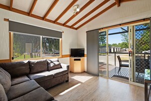 Cabaña superior, 2 habitaciones (spa) | Zona de estar | Una televisión, un reproductor de DVD