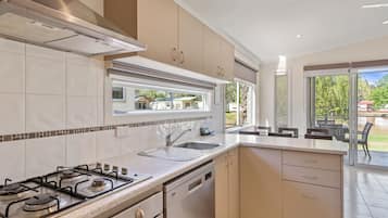 Cabaña Deluxe, 3 habitaciones (Lakefront) | Cocina privada | Frigorífico, microondas, placa de cocina y utensilios de cocina