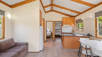Superior 2 Bedroom Cabin - Sleeps 6 | Ruang keluarga | TV dan pemutar DVD