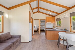 Superior 2 Bedroom Cabin - Sleeps 6 | 客廳 | 電視、DVD 播放機