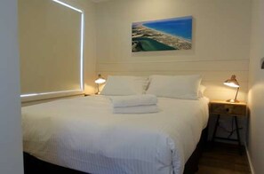 Cabaña estándar, 2 habitaciones (Sleeps 4) | Decoración individual, mobiliario individual, escritorio