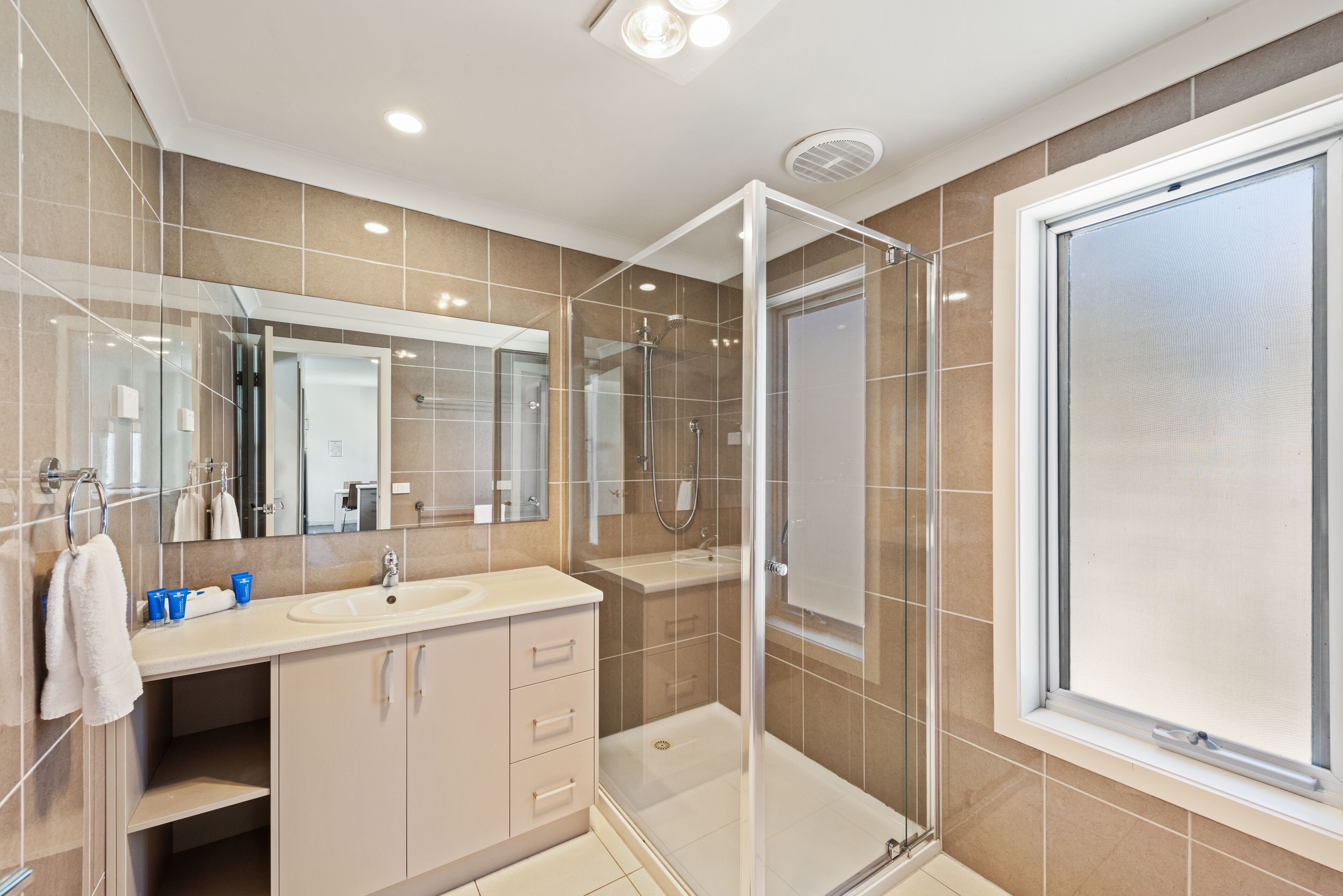 Deluxe 2 Bedroom Riverfront Villa - Sleeps 5 | Bathroom | Shower, free toiletries, hair dryer, towels