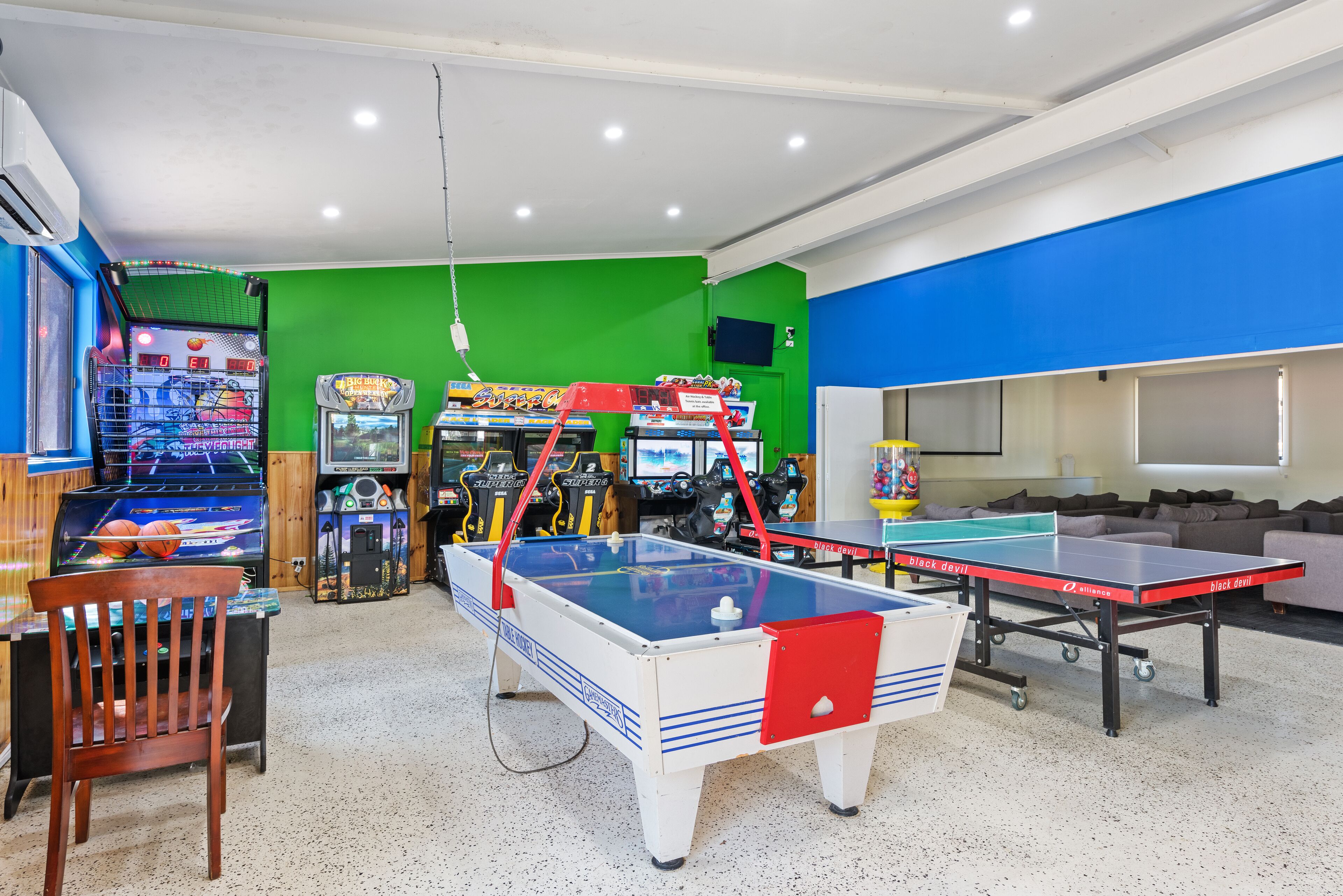Une pièce équipée d’un baby-foot, d’une table de ping-pong et de divers jeux d’arcade.