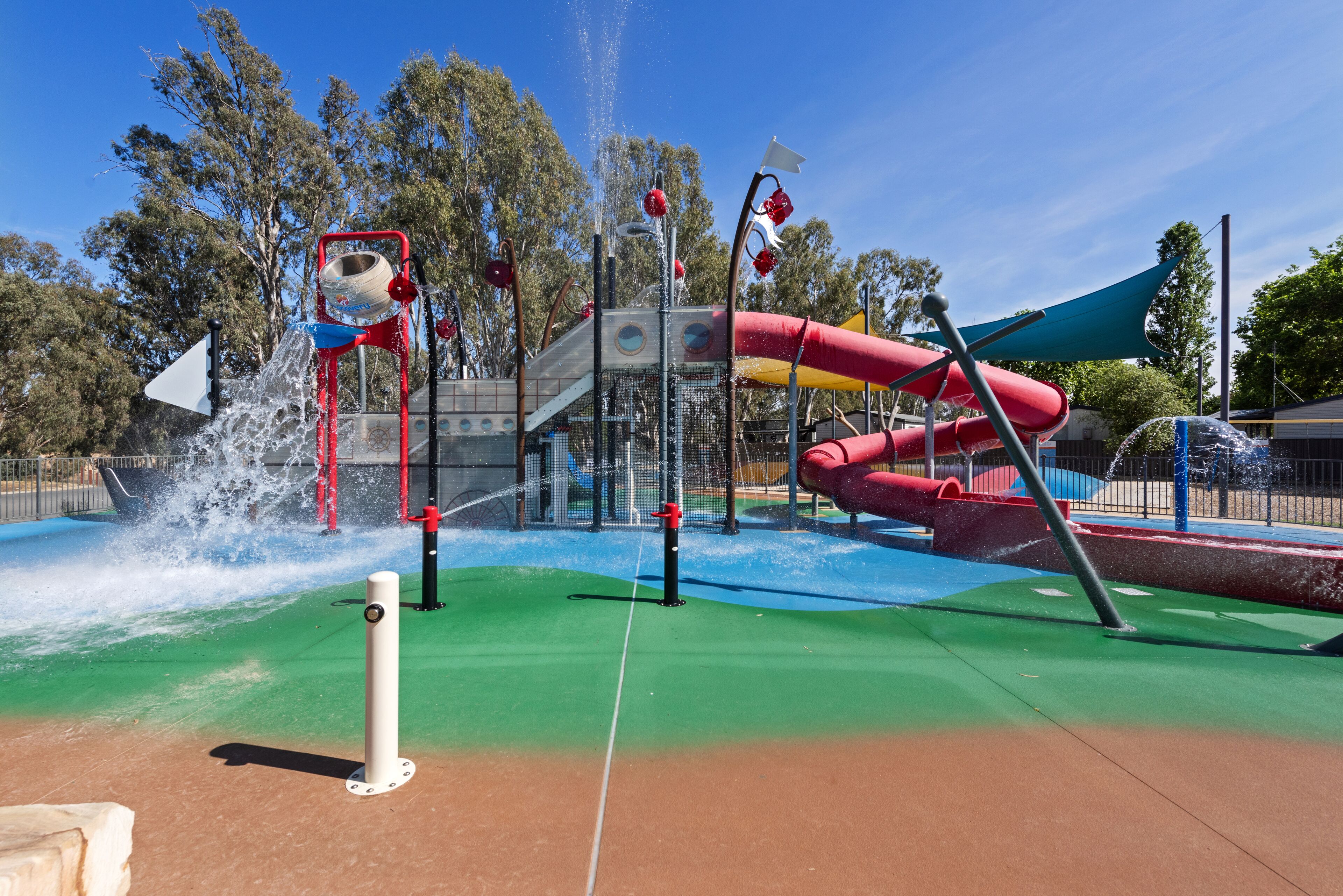Ein Wasserspielbereich mit Rutschen und Wasserdüsen.