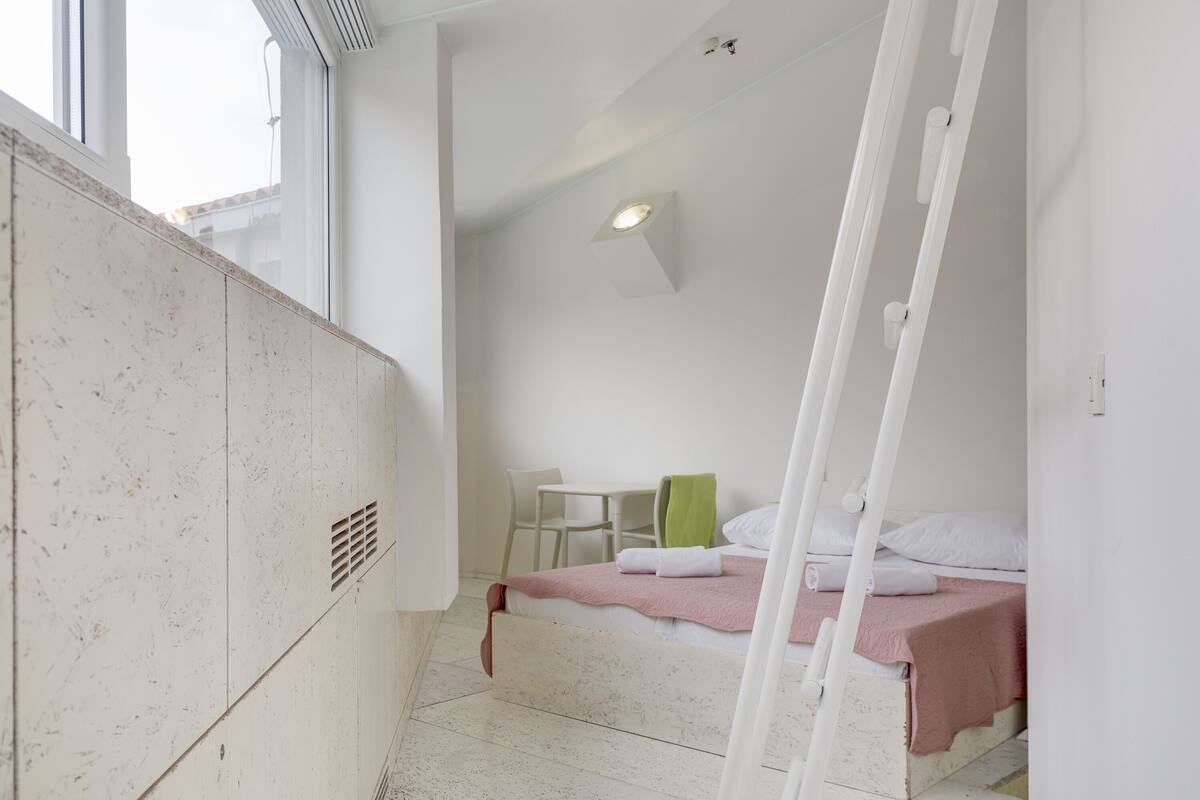 Apartment Deluxe | Daunenbettdecken, Zimmersafe, Schreibtisch