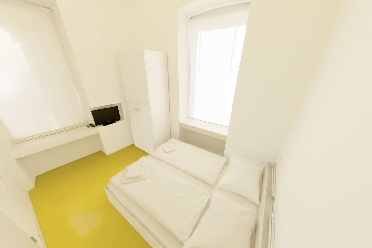 Private room | Daunenbettdecken, Zimmersafe, Schreibtisch