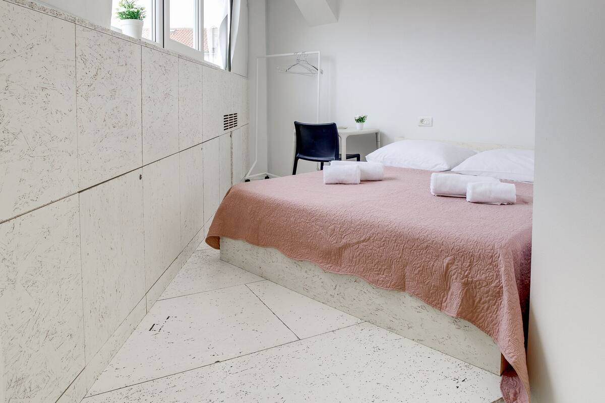 Apartment | Daunenbettdecken, Zimmersafe, Schreibtisch