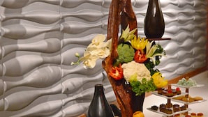 Una mesa de buffet con diversos platos y un centro decorativo.