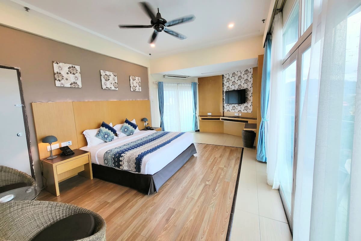 Free minibar, in-room safe, desk, blackout drapes