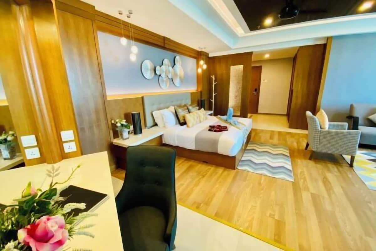 Minibar con artículos gratuitos y caja de seguridad en la habitación