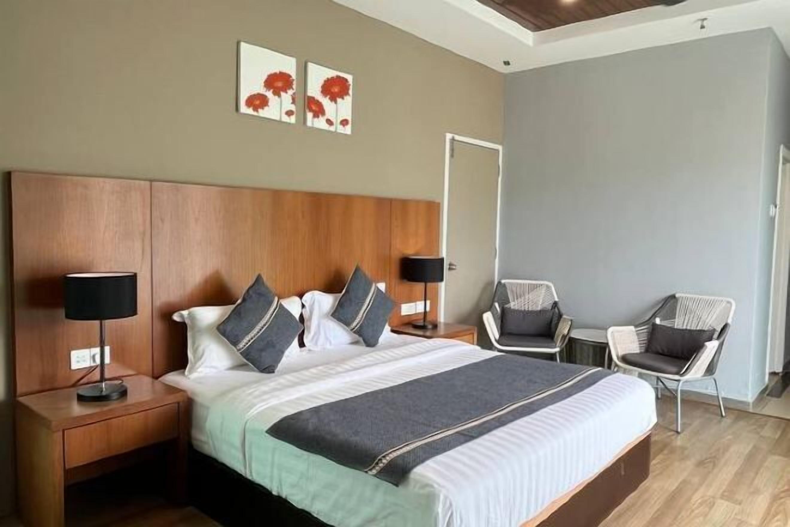 Free minibar, in-room safe, desk, blackout curtains