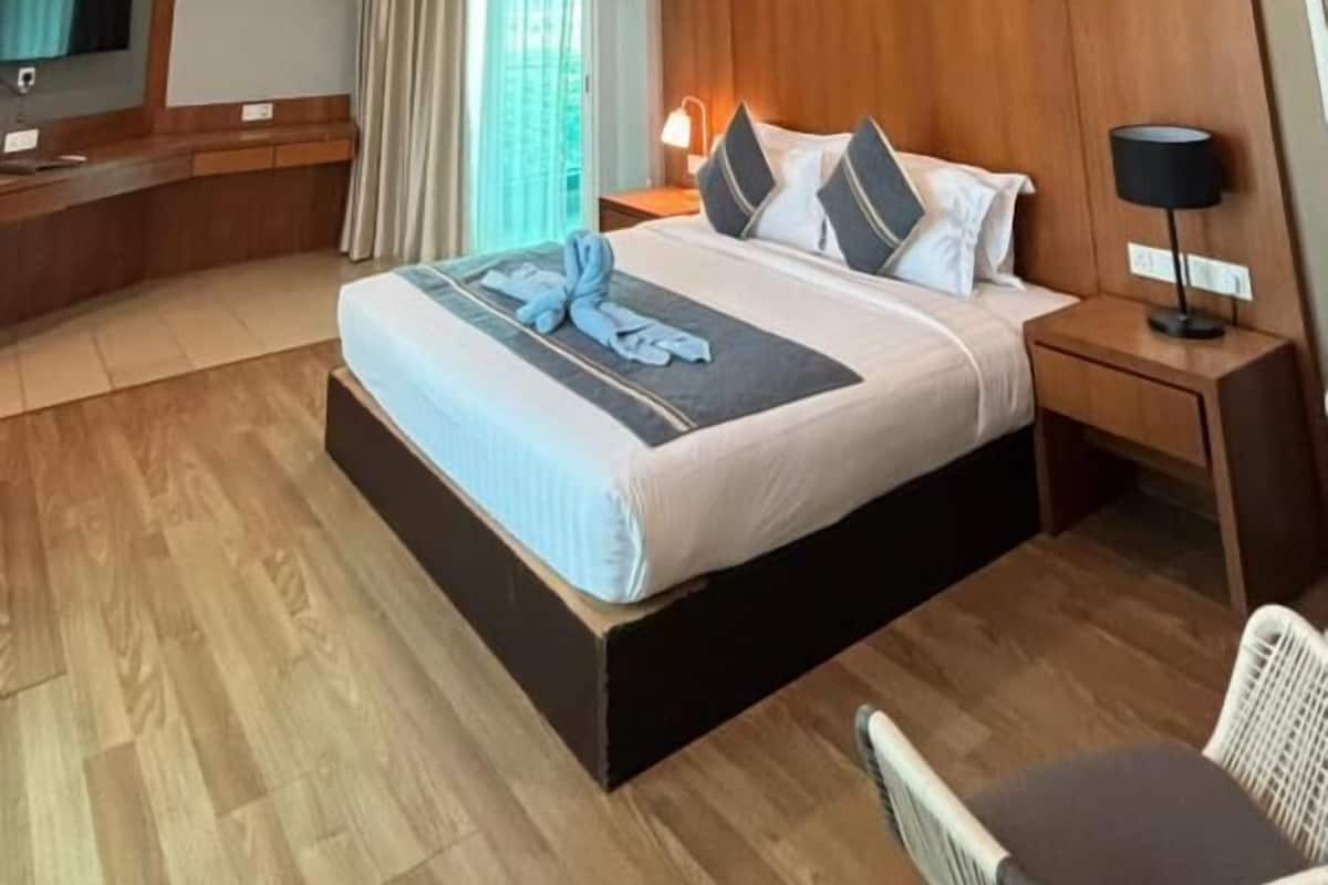 Free minibar, in-room safe, desk, blackout curtains