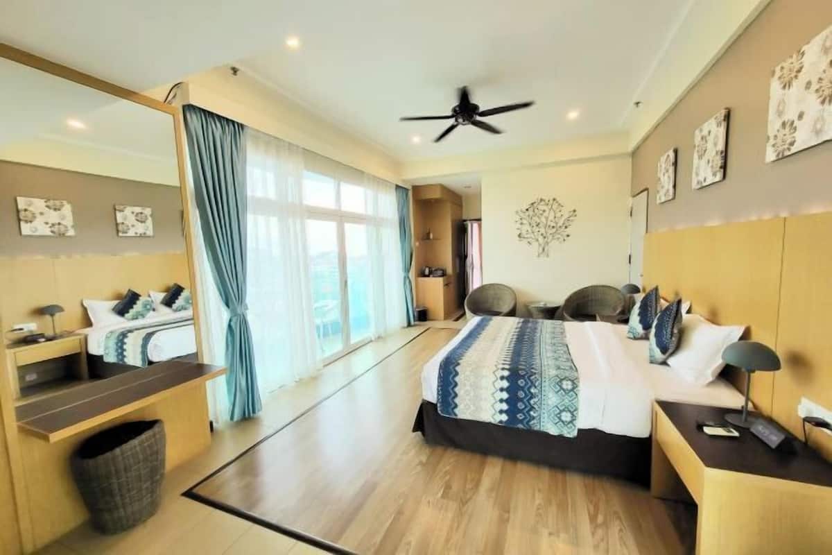 Minibar con artículos gratuitos y caja de seguridad en la habitación