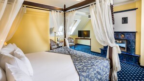 A bedroom with a four-poster bed, a television, and a small table with chairs. - Hotel Ossa Conference & Spa (Rawa Mazowiecka)