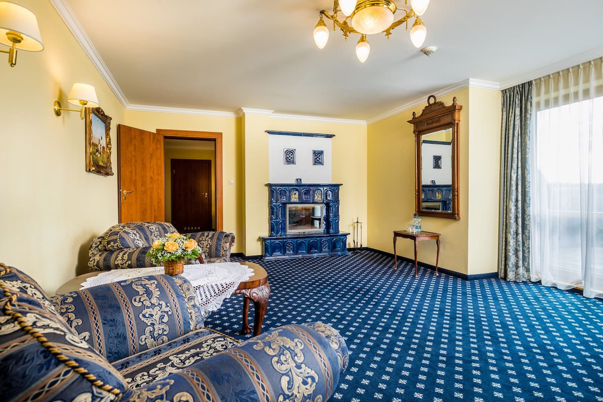 suite | living area | 40-inch flat-screen tv with digital channels, tv, toys