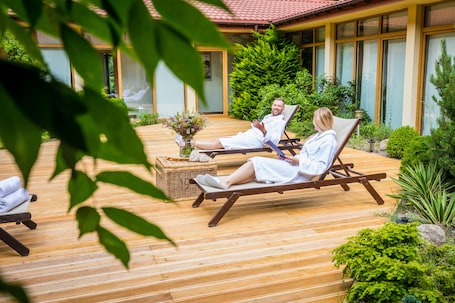 Hot tub, body treatments, aromatherapy, facials, 16 treatment rooms. Hotel Ossa Conference & Spa