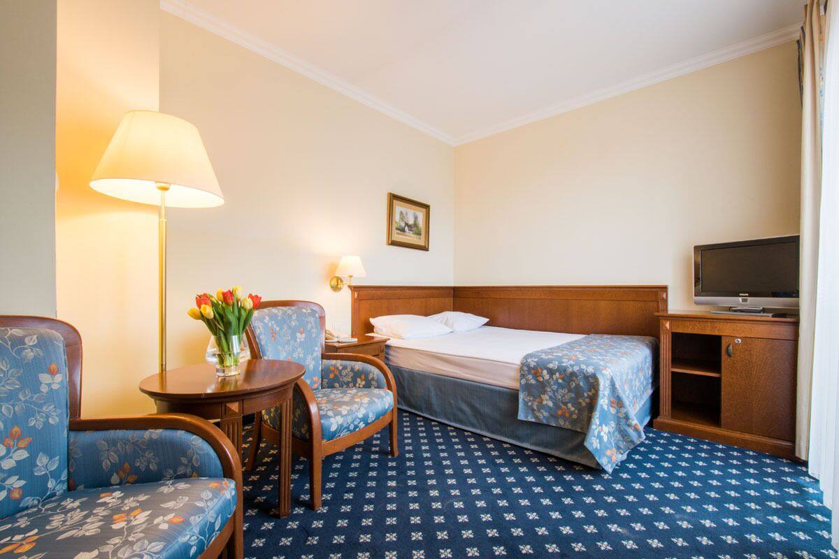 Single Room | In-room safe, desk, laptop workspace, blackout drapes