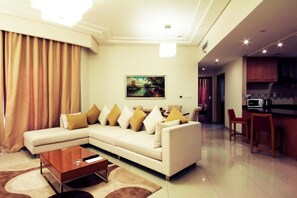 Suite, 2 habitaciones | Sala de estar | Televisión LCD 