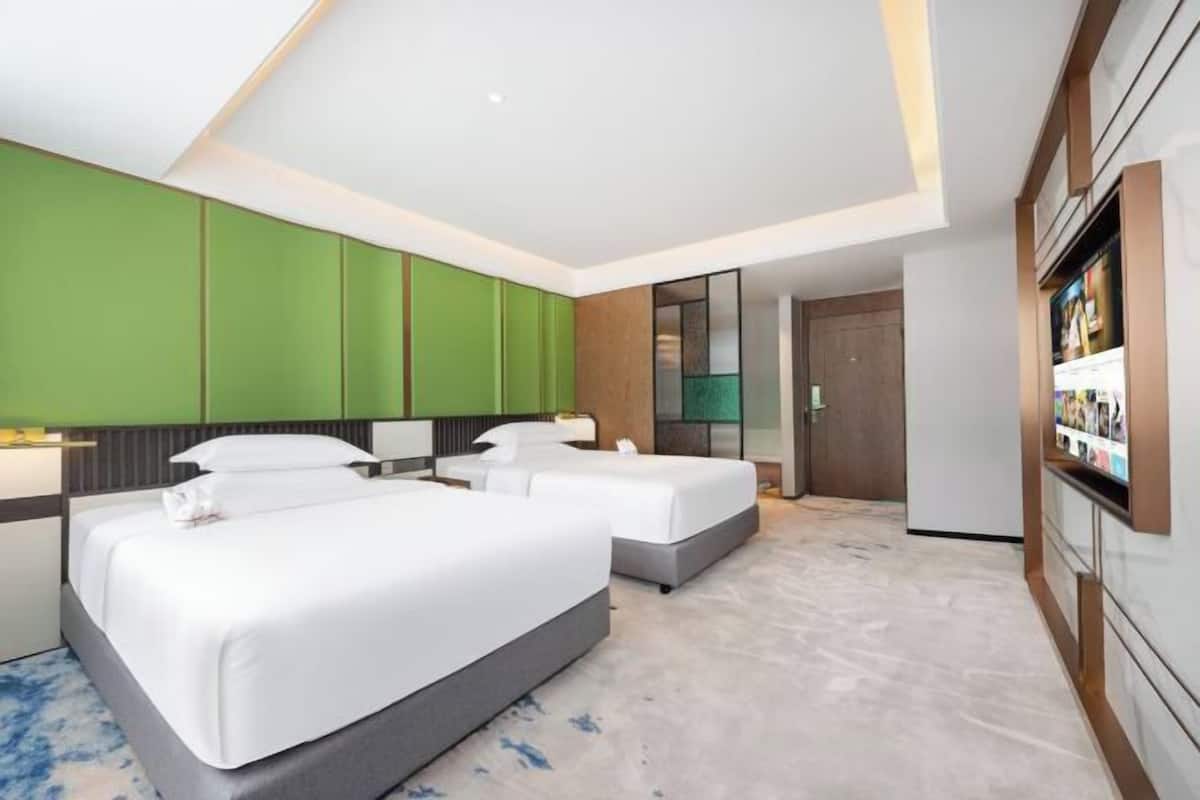 1 bedroom, premium bedding, minibar, in-room safe