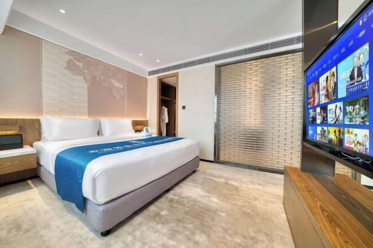 1 bedroom, premium bedding, minibar, in-room safe