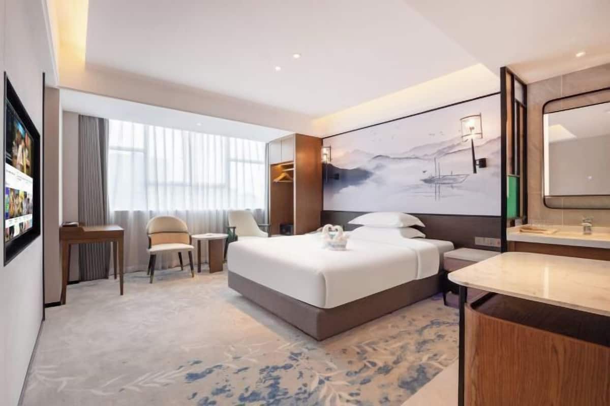 1 bedroom, premium bedding, minibar, in-room safe