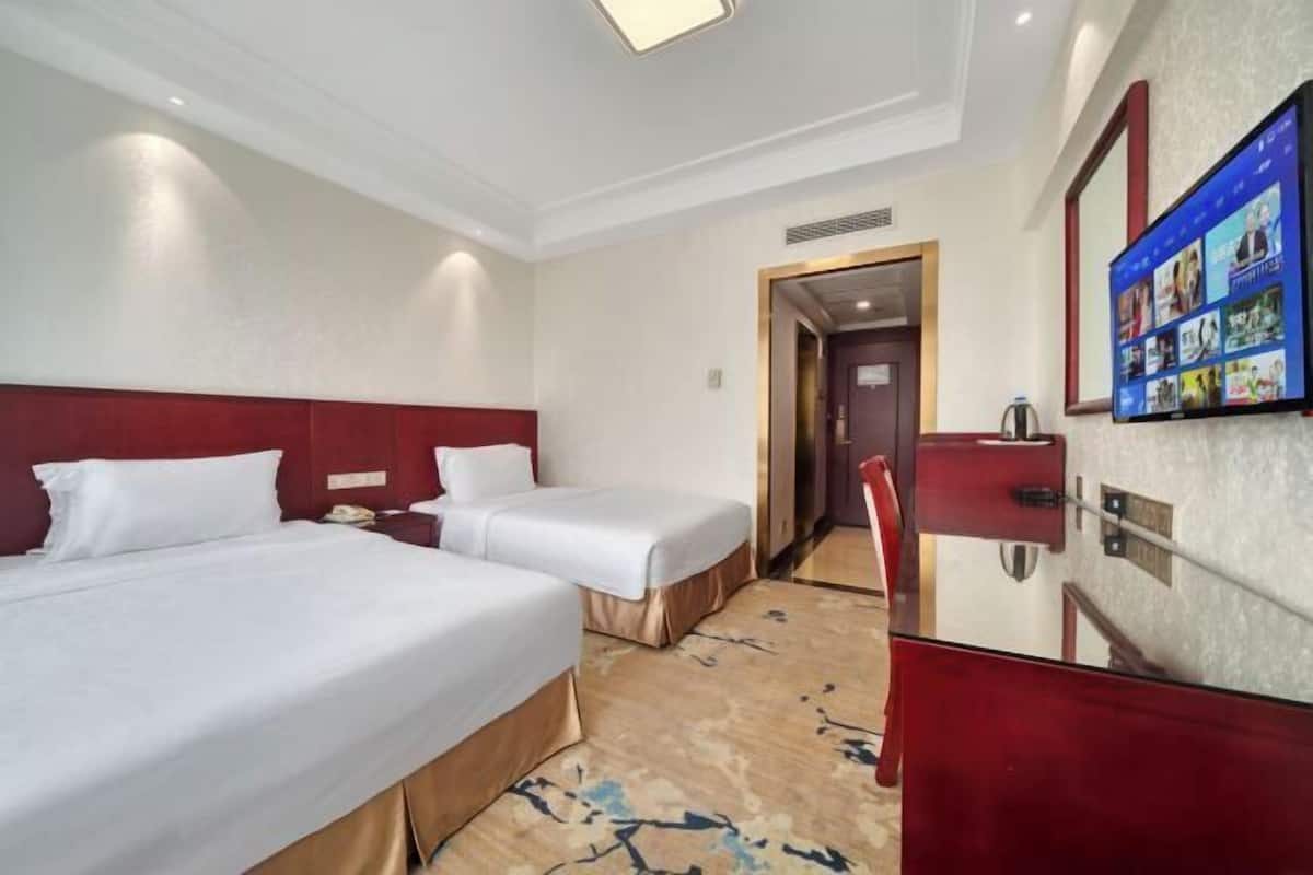 1 bedroom, premium bedding, minibar, in-room safe
