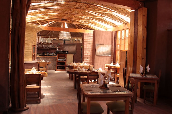 FrĂŒhstĂŒck, Mittagessen, internationale KĂŒche, Blick auf den Pool